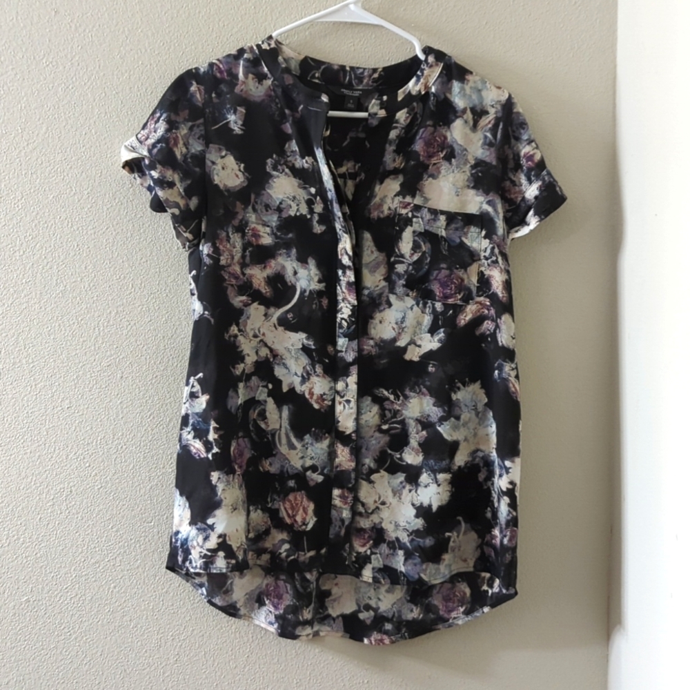 Women's Black floral top